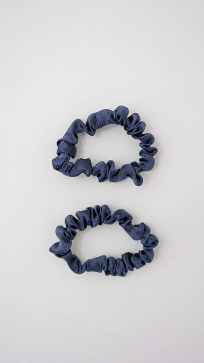 2er Bundle Mini Scrunchies von CURLY N COVERED aus reiner Maulbeerseide in Marineblau auf weißem Hintergrund