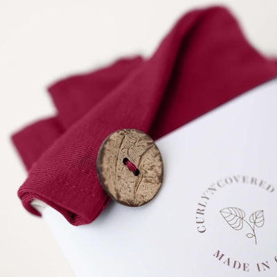 Detailaufnahme des Kokosnussknopfs des Bambus Turban Handtuchs in bordeaux von CURLY N COVERED
