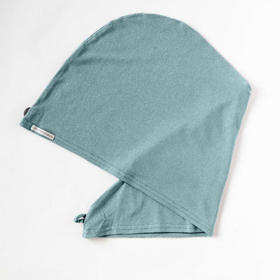 Bambus Turban Handtuch mit Kokosnussknopf in mint grün von CURLY N COVERED, einmal gefaltet auf weißem Hintergrund
