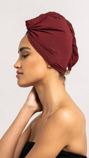 Bildschöne Frau trägt Bambus Turban Handtuch in kräftigem bordeaux von CURLY N COVERED als Turban gewickelt, perfekt für die Plopping Methode