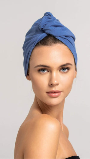 Bildschöne Frau trägt hell blaues Bambus Turban Handtuch von CURLY N COVERED als Turban gewickelt, perfekt für die Plopping Methode
