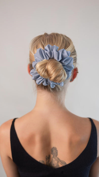 Wunderschöne Frau mit blonden Haaren trägt einen himmel blauen Scrunchie aus Cotton Silk (Baumwolle und Seide) von Curly N Covered im Haar.