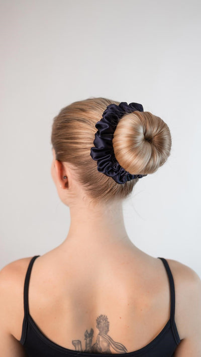 Wunderschöne Frau mit blonden Haaren trägt einen Scrunchie aus reiner Maulbeer-Seide in marine blau von Curly N Covered im Haar