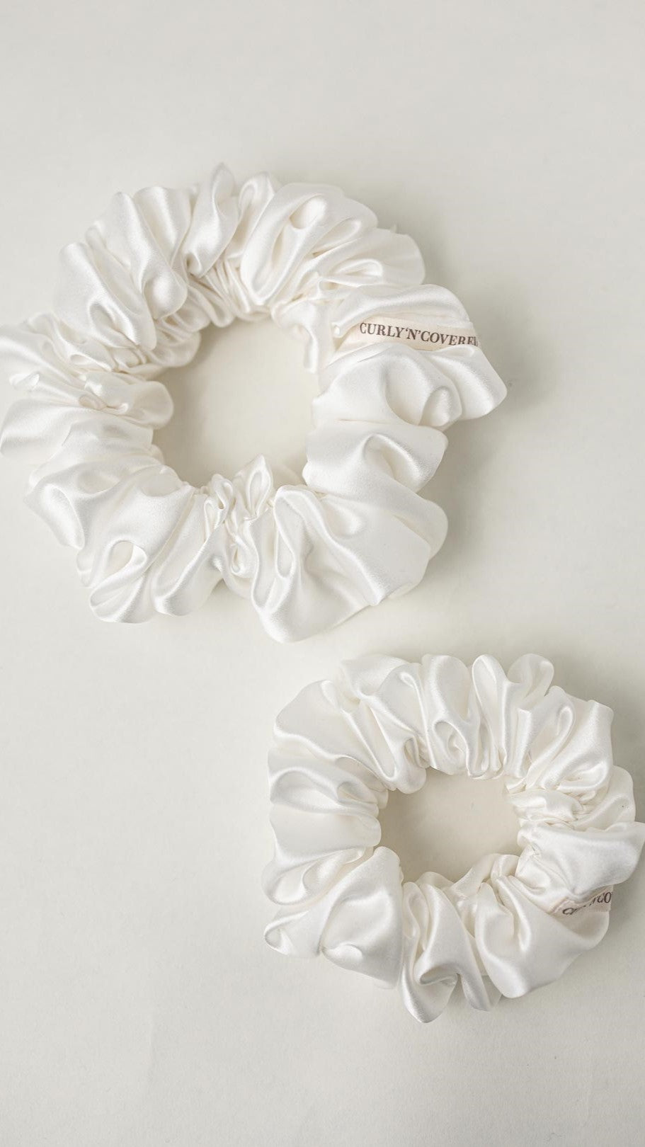 Scrunchies in M und XXL aus reiner Maulbeer-Seide in creme weiß von Curly N Covered